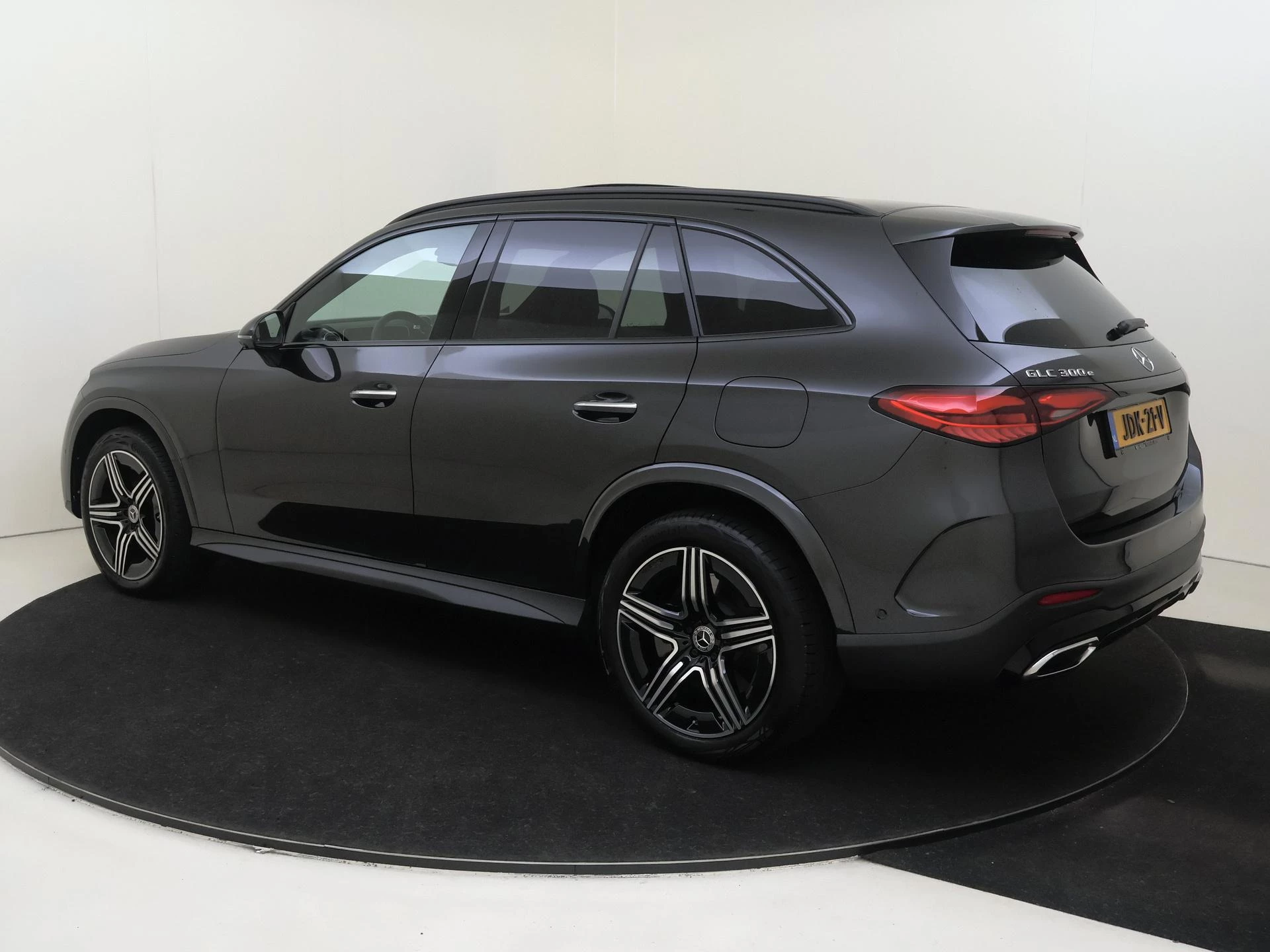 Mercedes-Benz-GLC-image-2