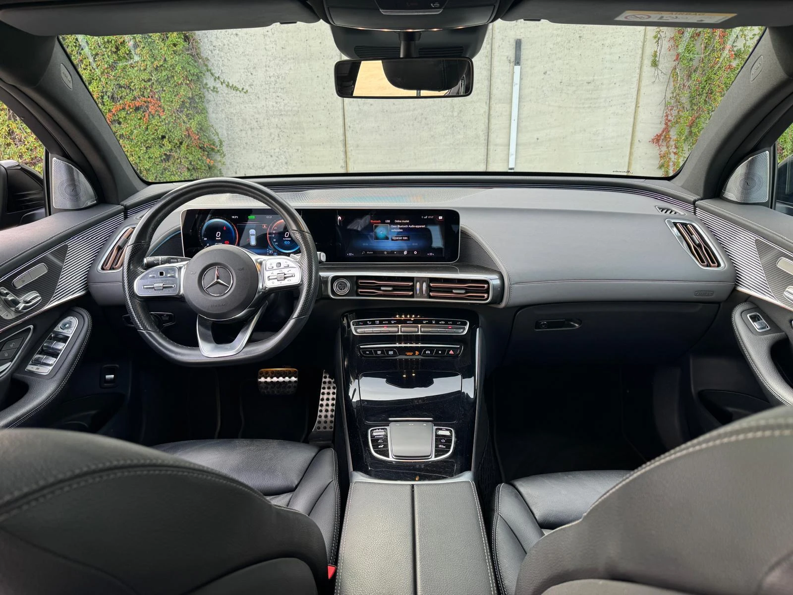 Mercedes-Benz-EQC-image-10