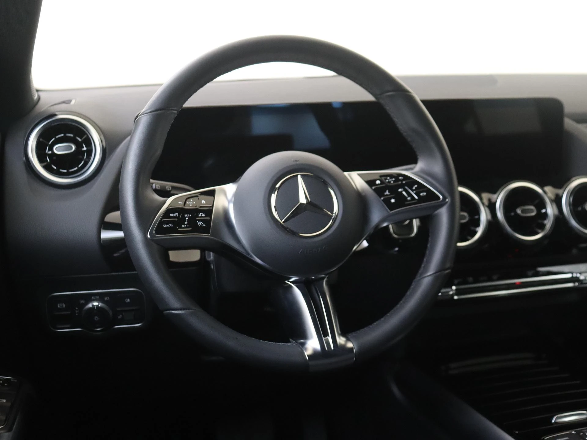 Mercedes-Benz-GLA-image-9