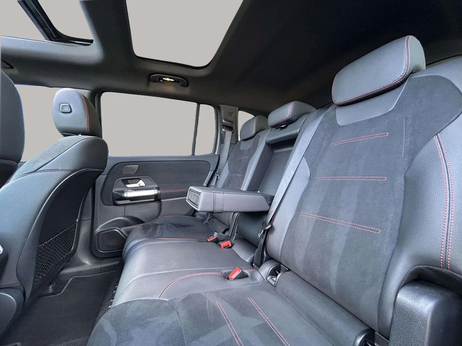 Mercedes-Benz-EQB-image-20