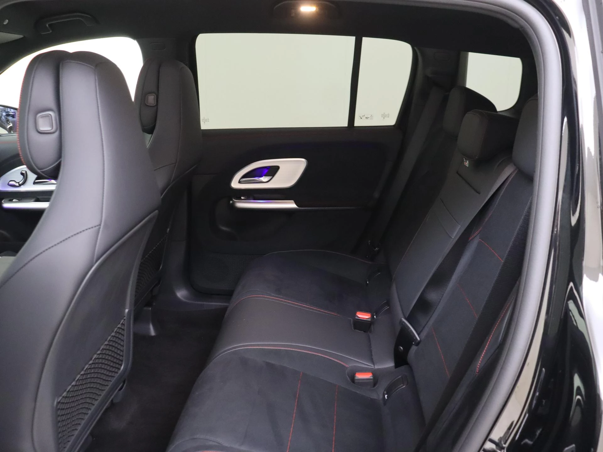 Mercedes-Benz-GLB-image-10