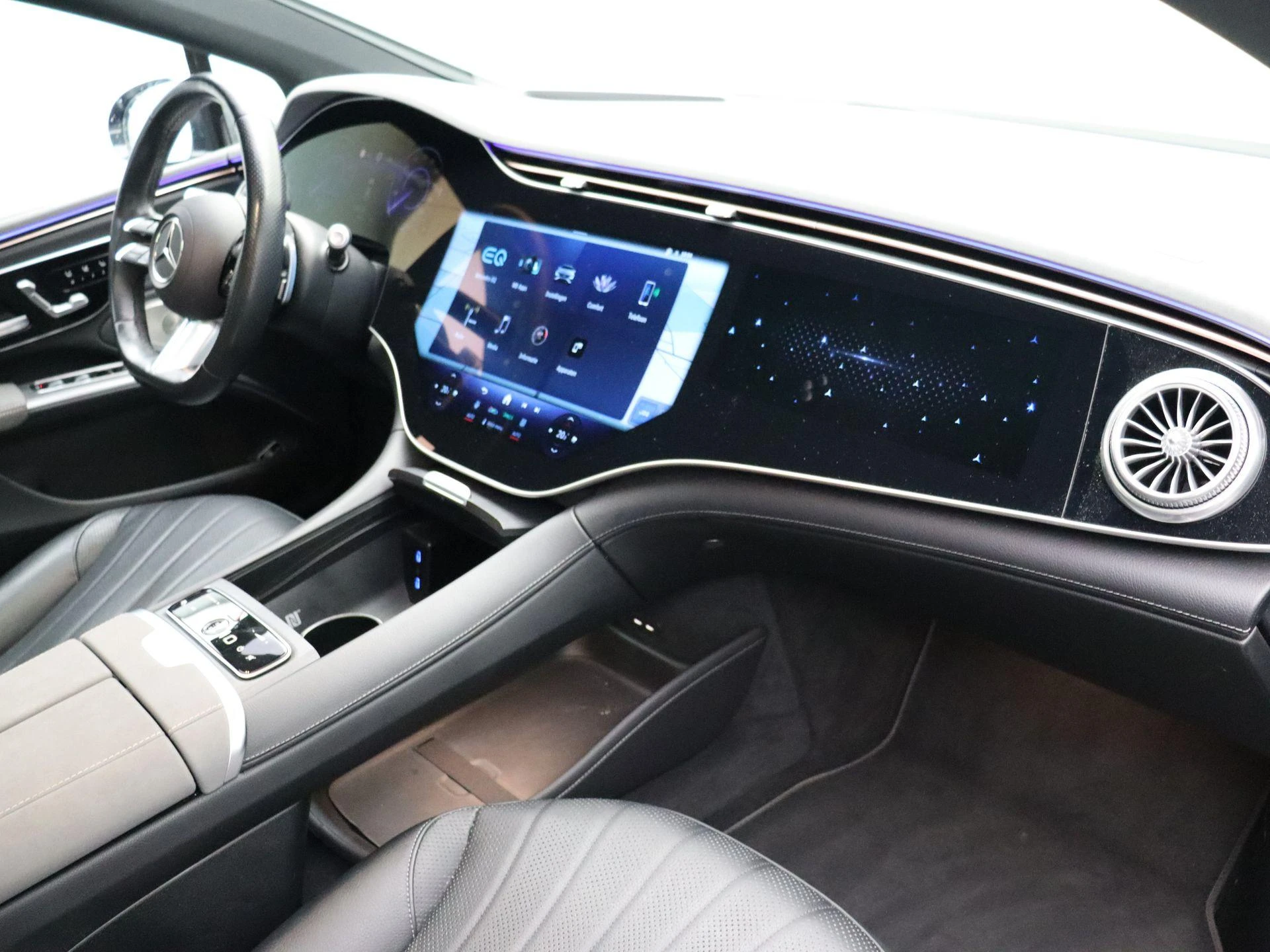 Mercedes-Benz-EQS-image-33