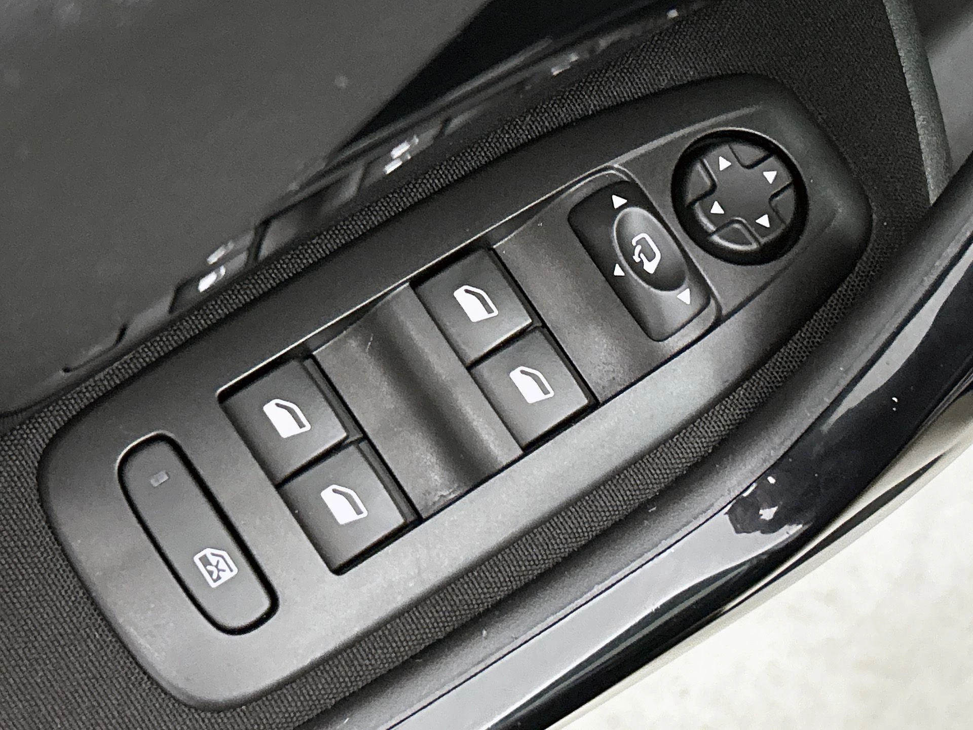 Peugeot-208-image-25