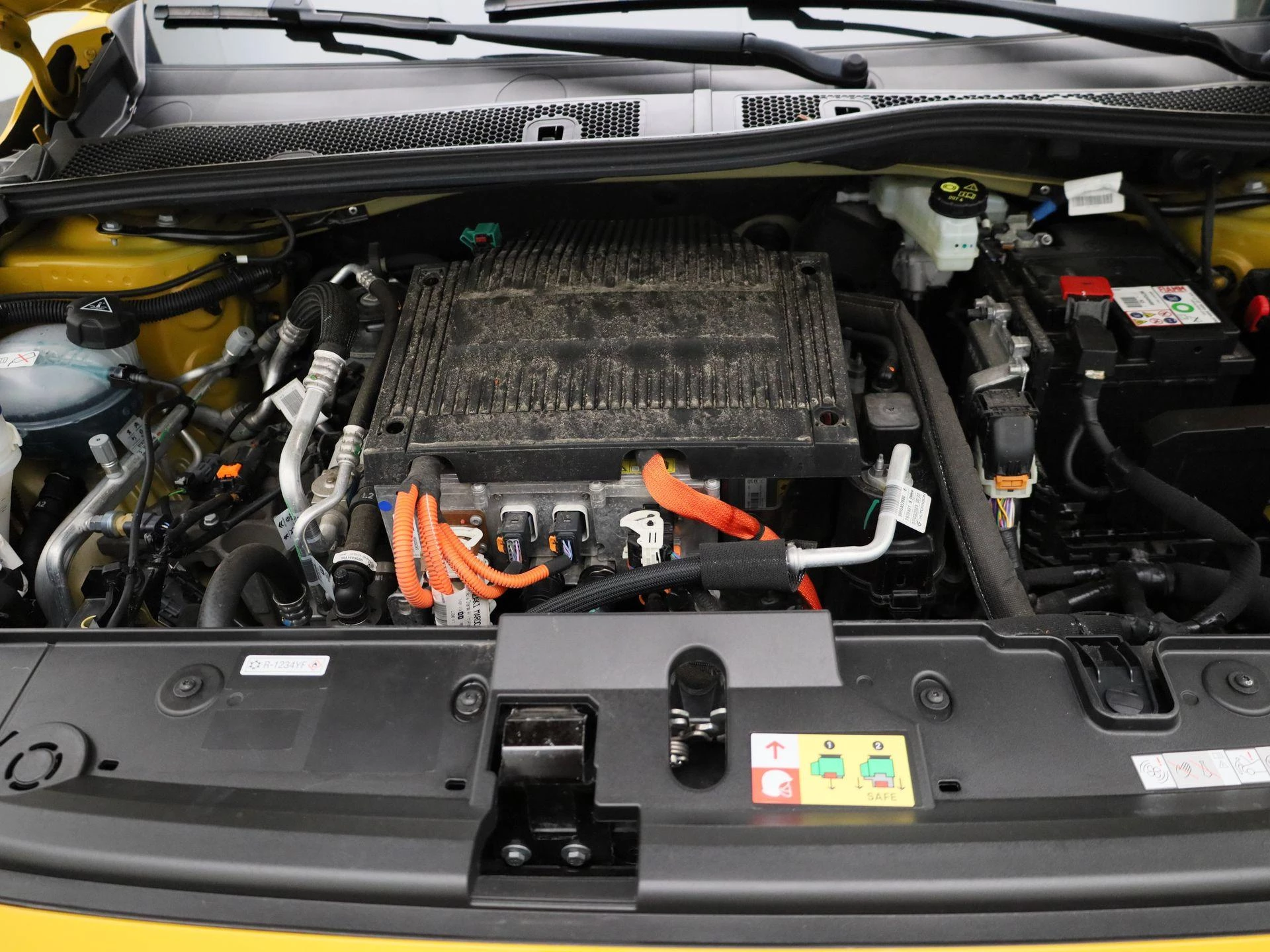 Peugeot-e-208-image-32