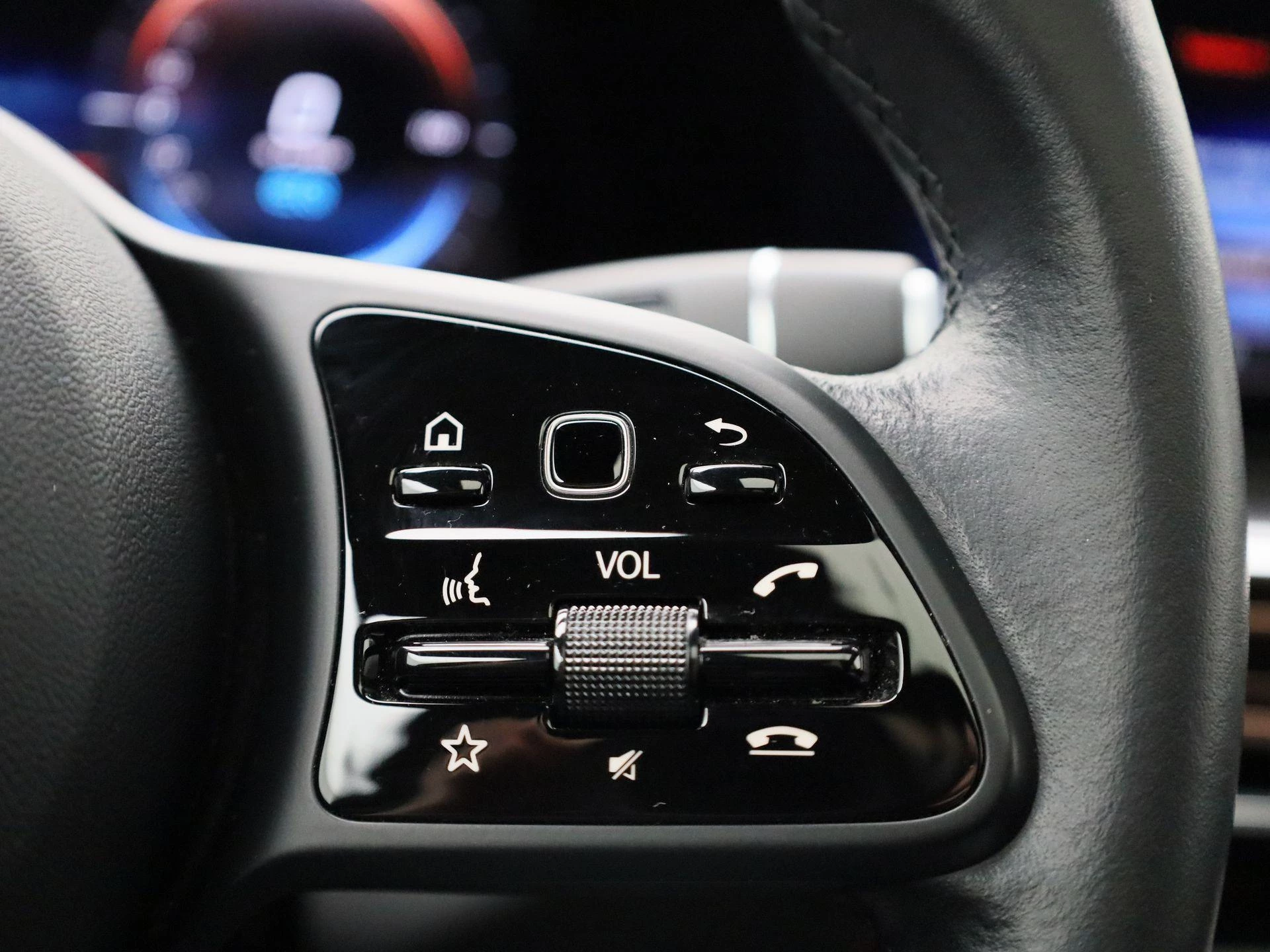 Mercedes-Benz-EQC-image-29