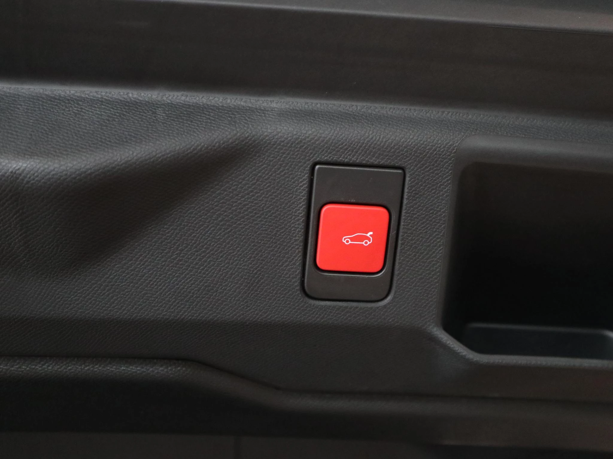 Peugeot-e-5008-image-32