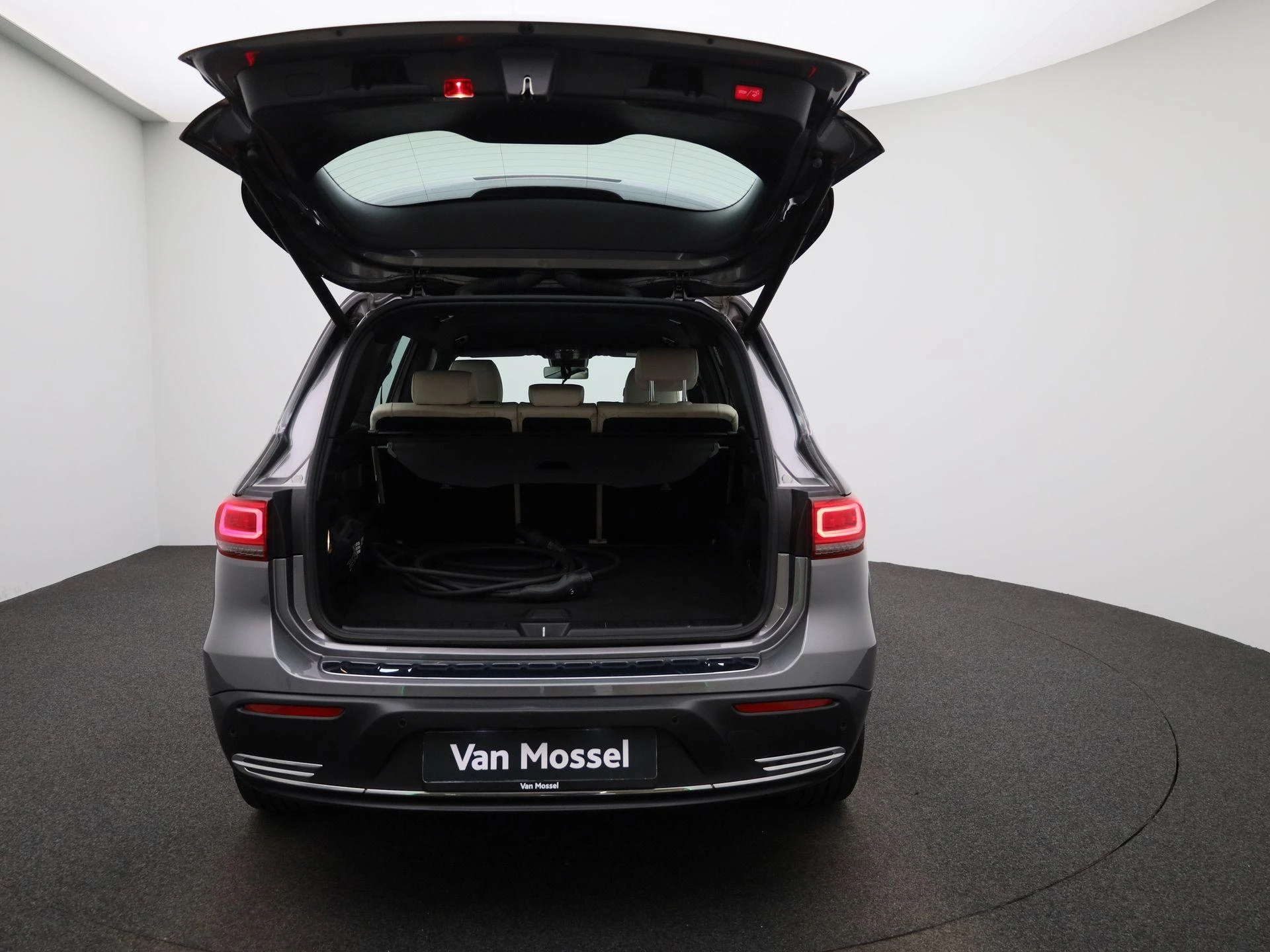Mercedes-Benz-EQB-image-10