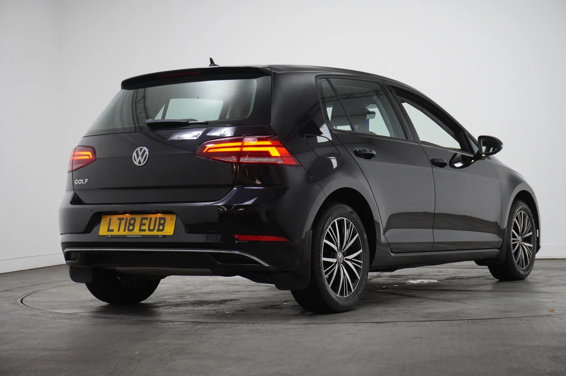 Volkswagen-Golf-image-17