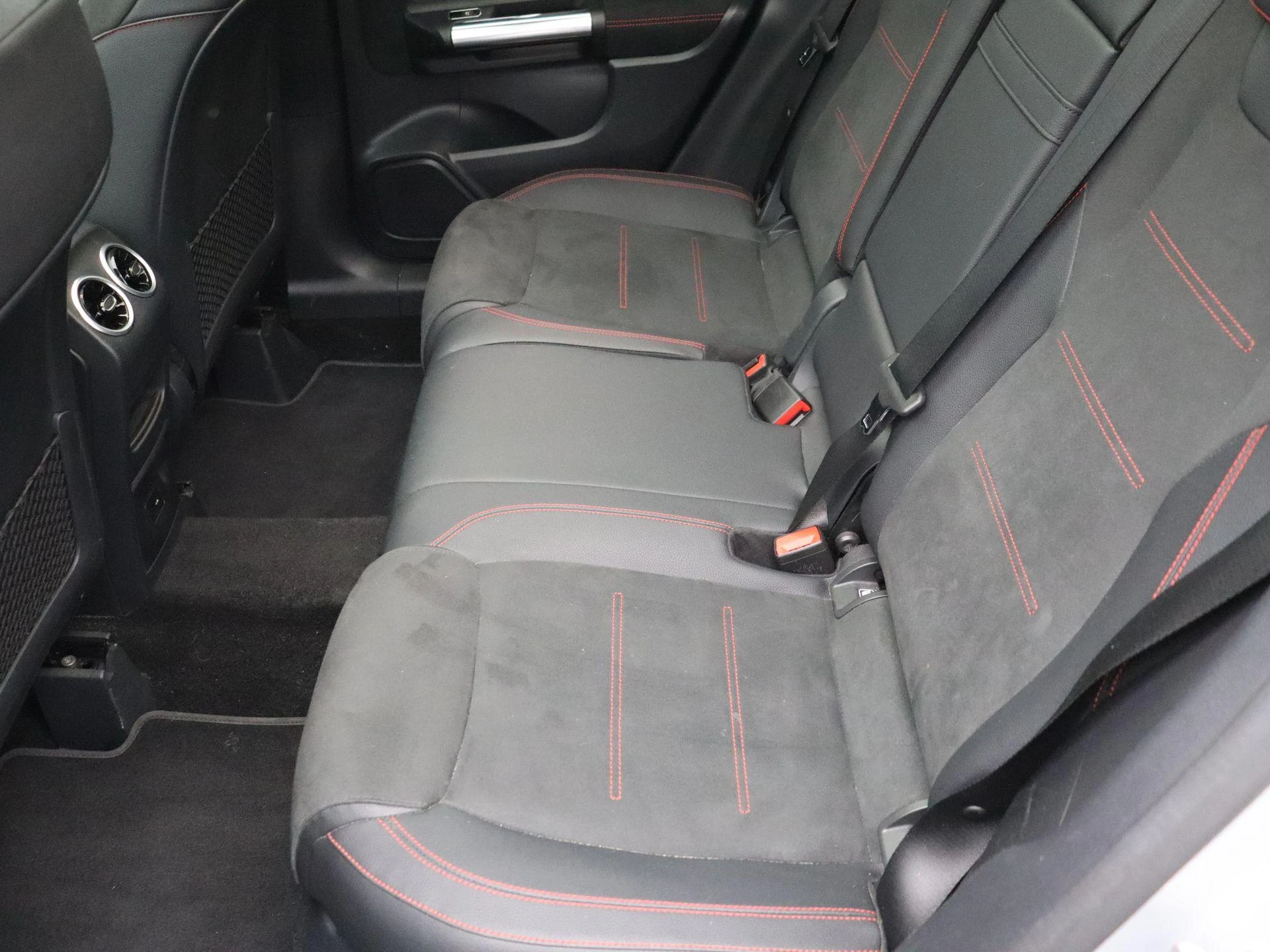 Mercedes-Benz GLA 250e Amg Line + MULTIBEAM + PANO DAK + CARPLAY + TREKHAAK +