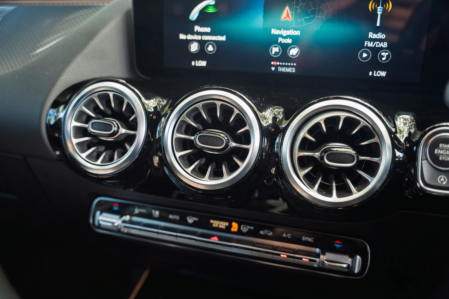 Mercedes-Benz-GLA-image-25