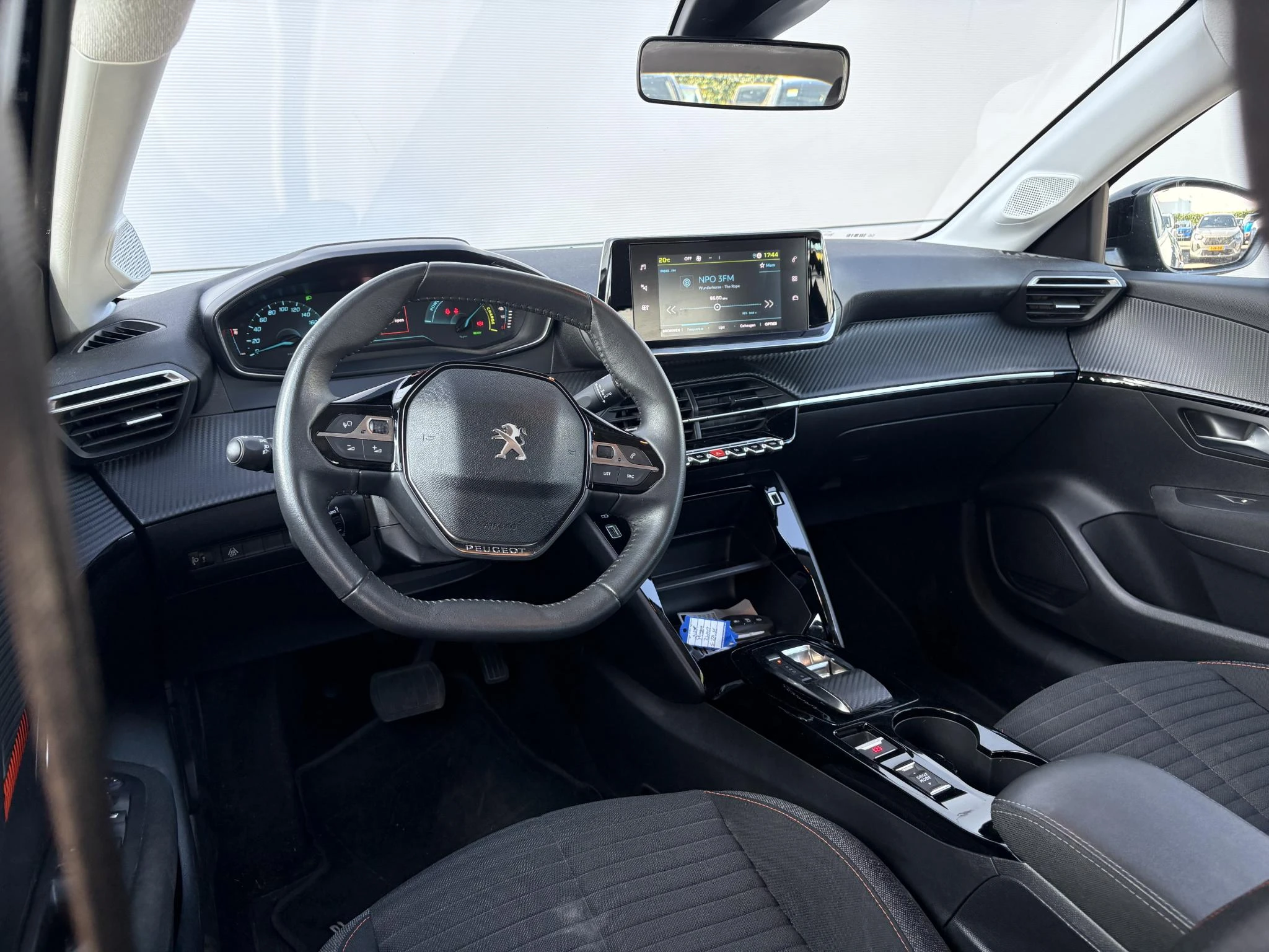 Peugeot-e-208-image-9