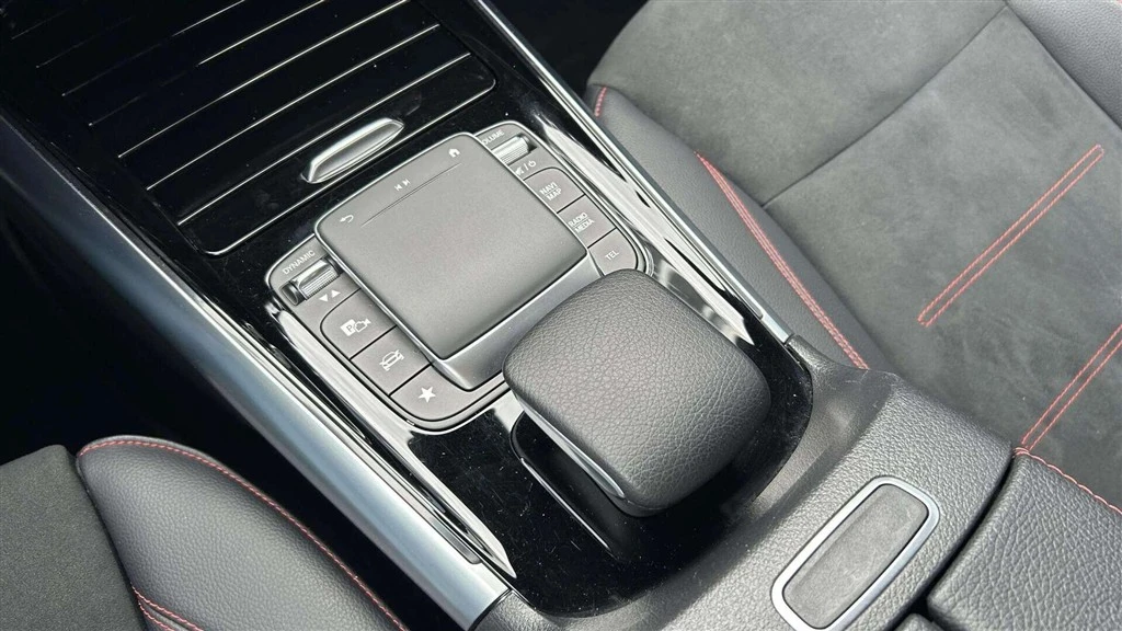 Mercedes-Benz-GLA-image-20