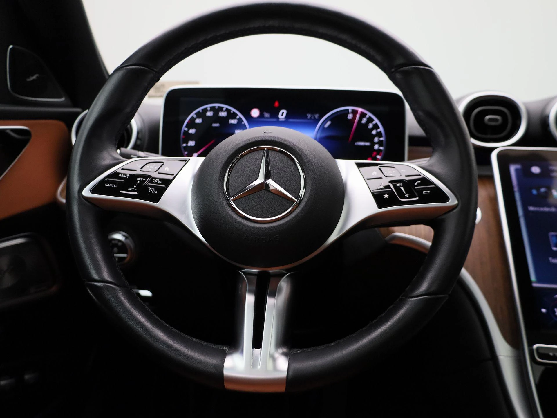 Mercedes-Benz-C-Klasse-image-7