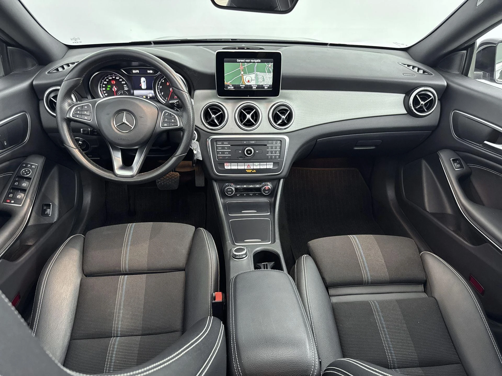 Mercedes-Benz-CLA-image-16