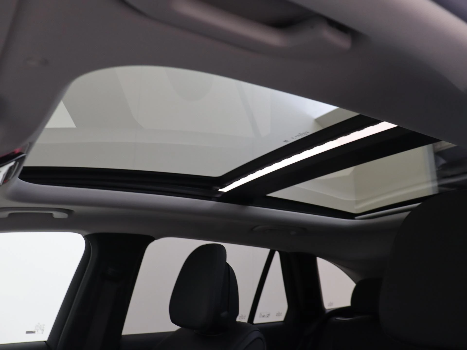 Mercedes-Benz-GLC-image-25