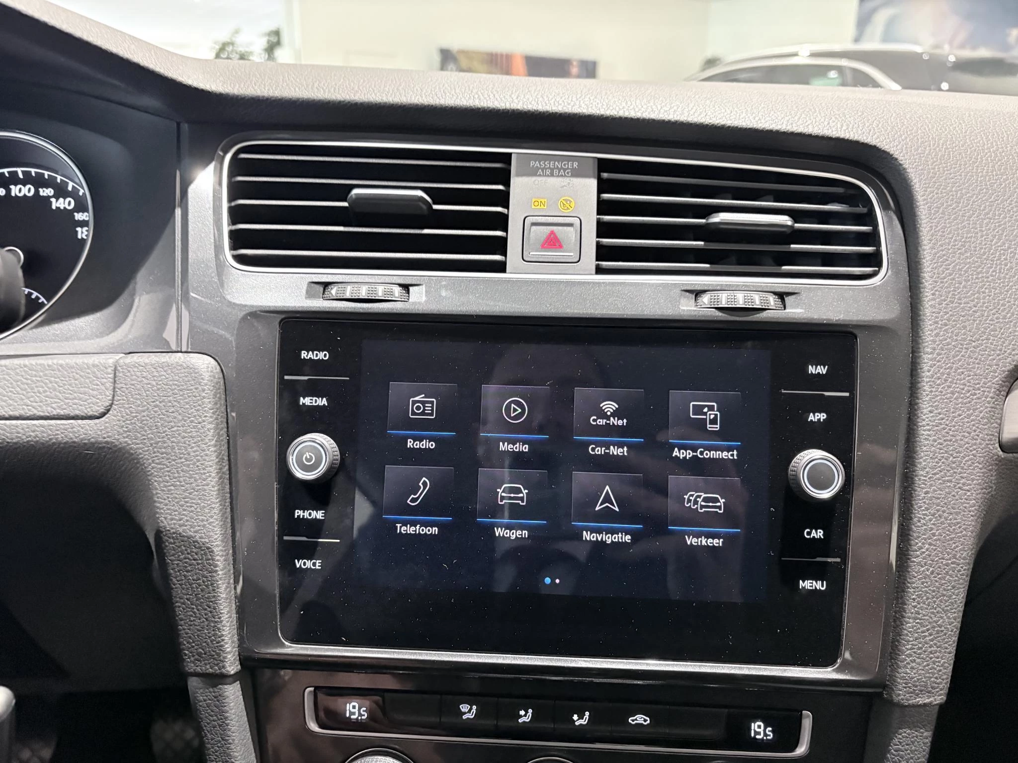 Volkswagen-Golf-image-24