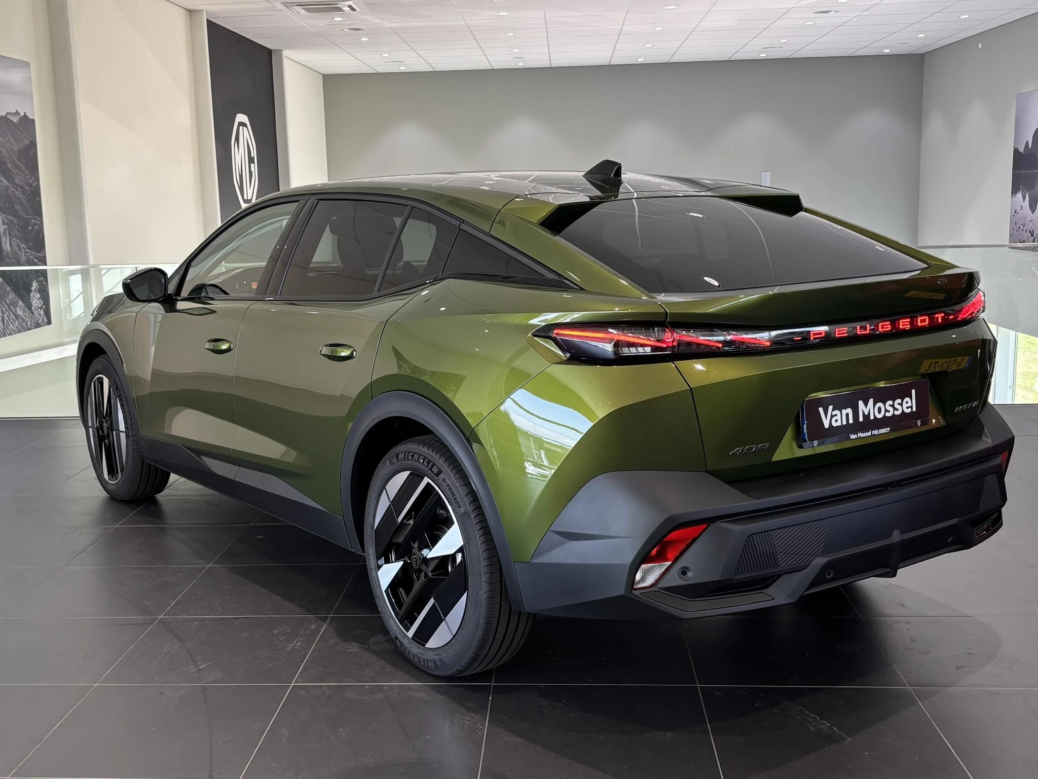 Peugeot 408 1.2 Allure Hybrid 145