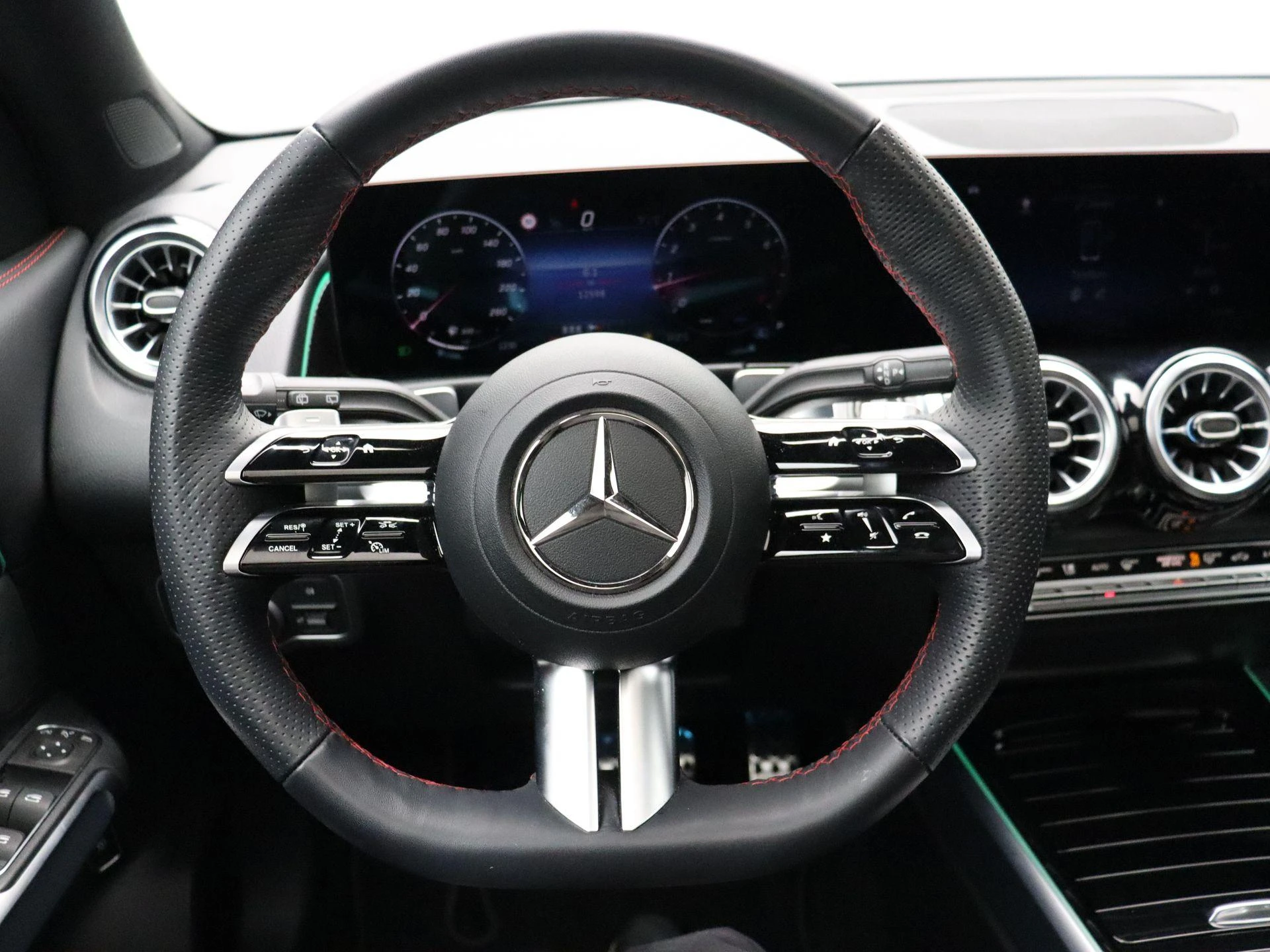 Mercedes-Benz-GLB-image-17
