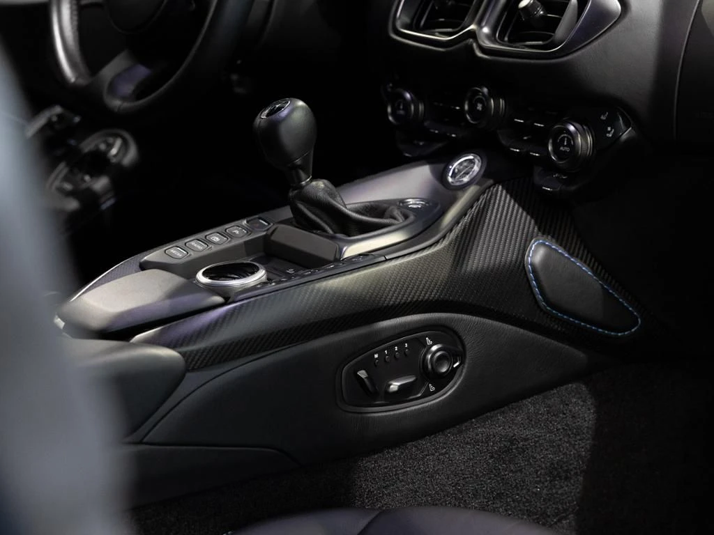 Aston Martin-V8 Vantage-image-27