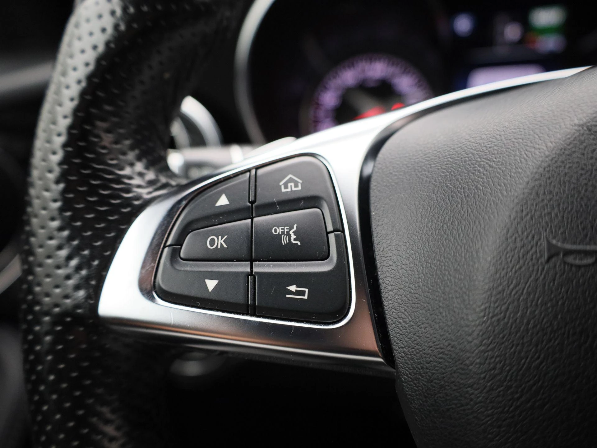 Mercedes-Benz-GLC-image-18