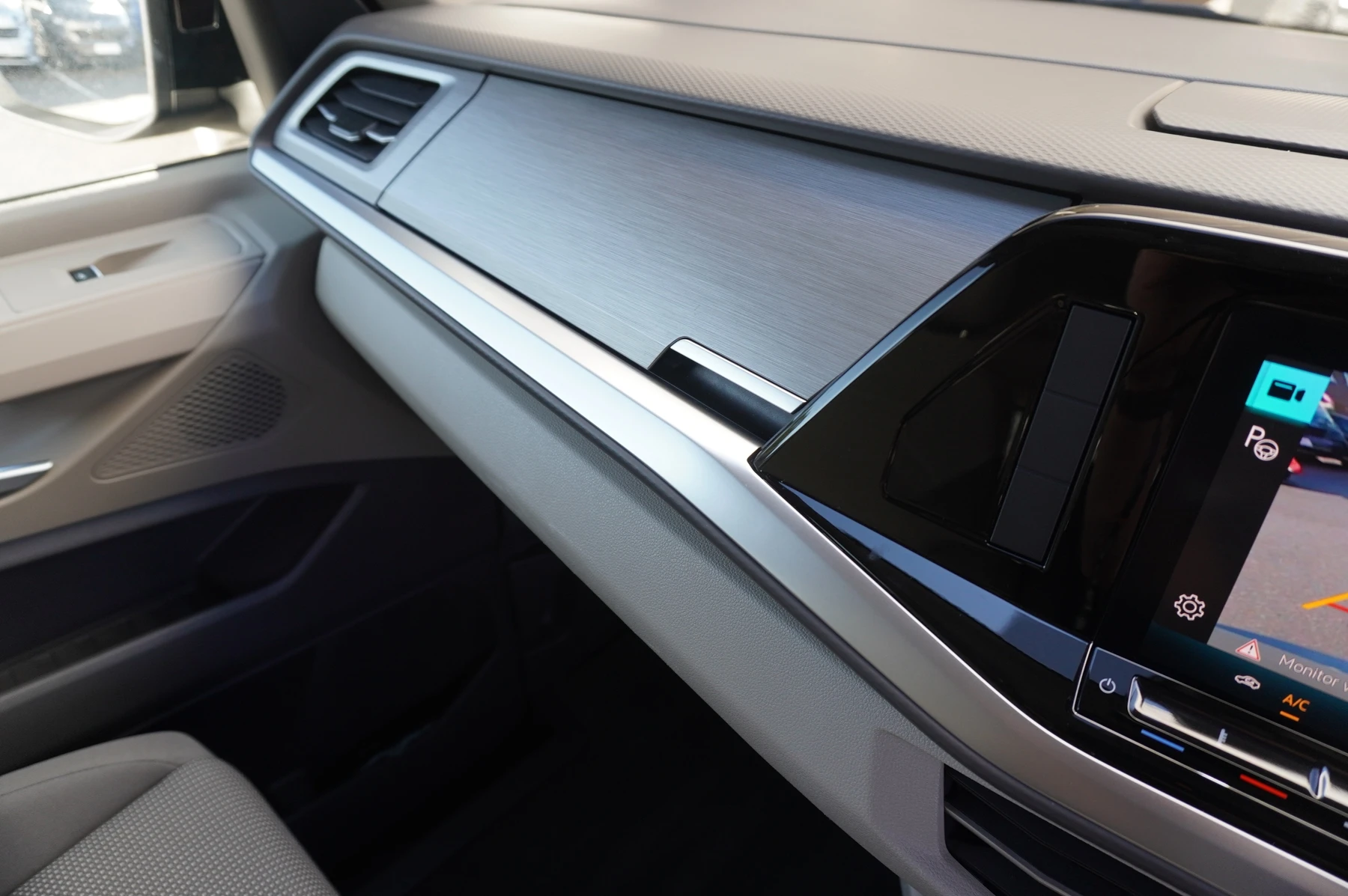Volkswagen-Multivan-image-34