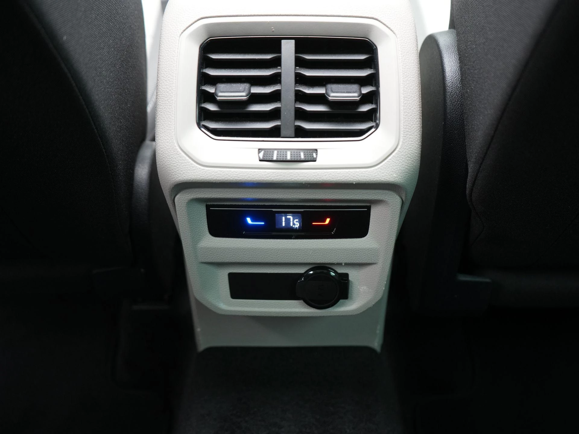 Volkswagen-Tiguan-image-38