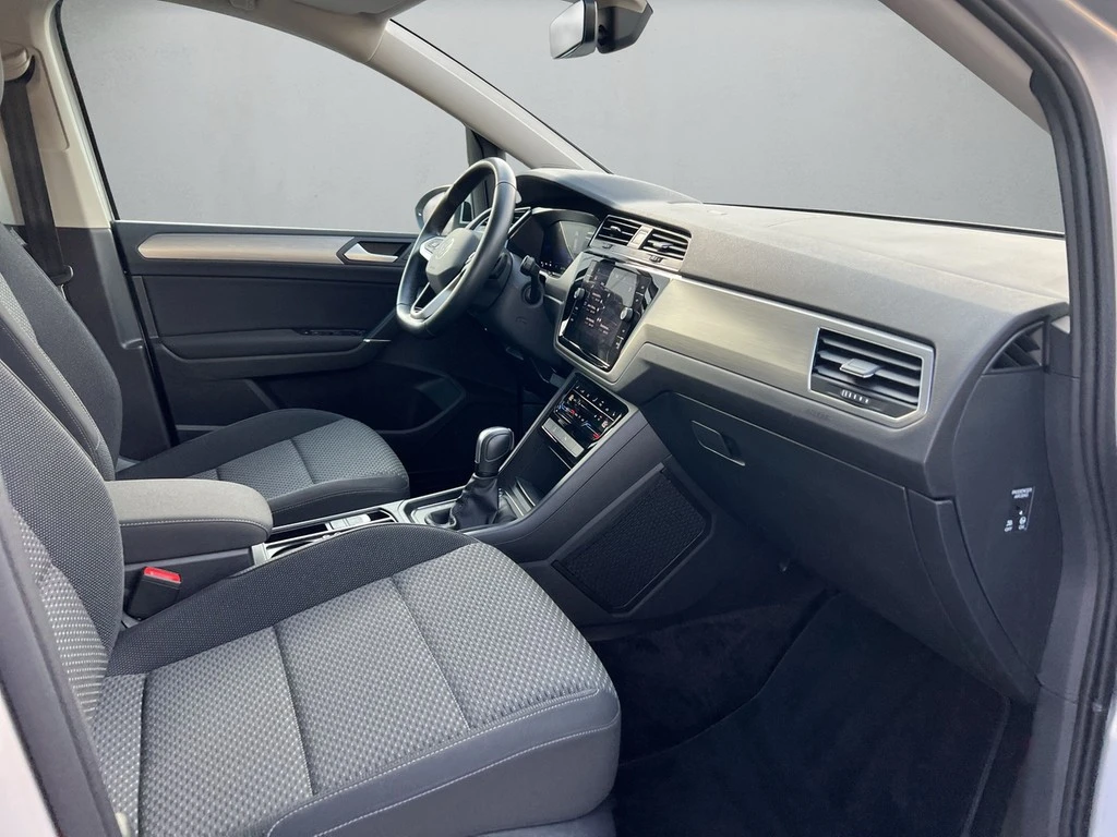Volkswagen-Touran-image-12