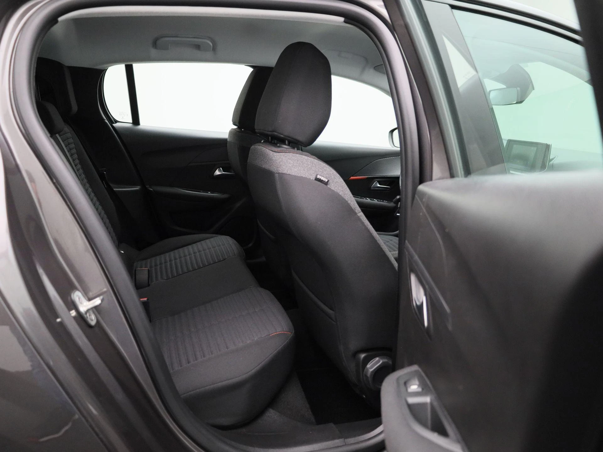 Peugeot-208-image-32