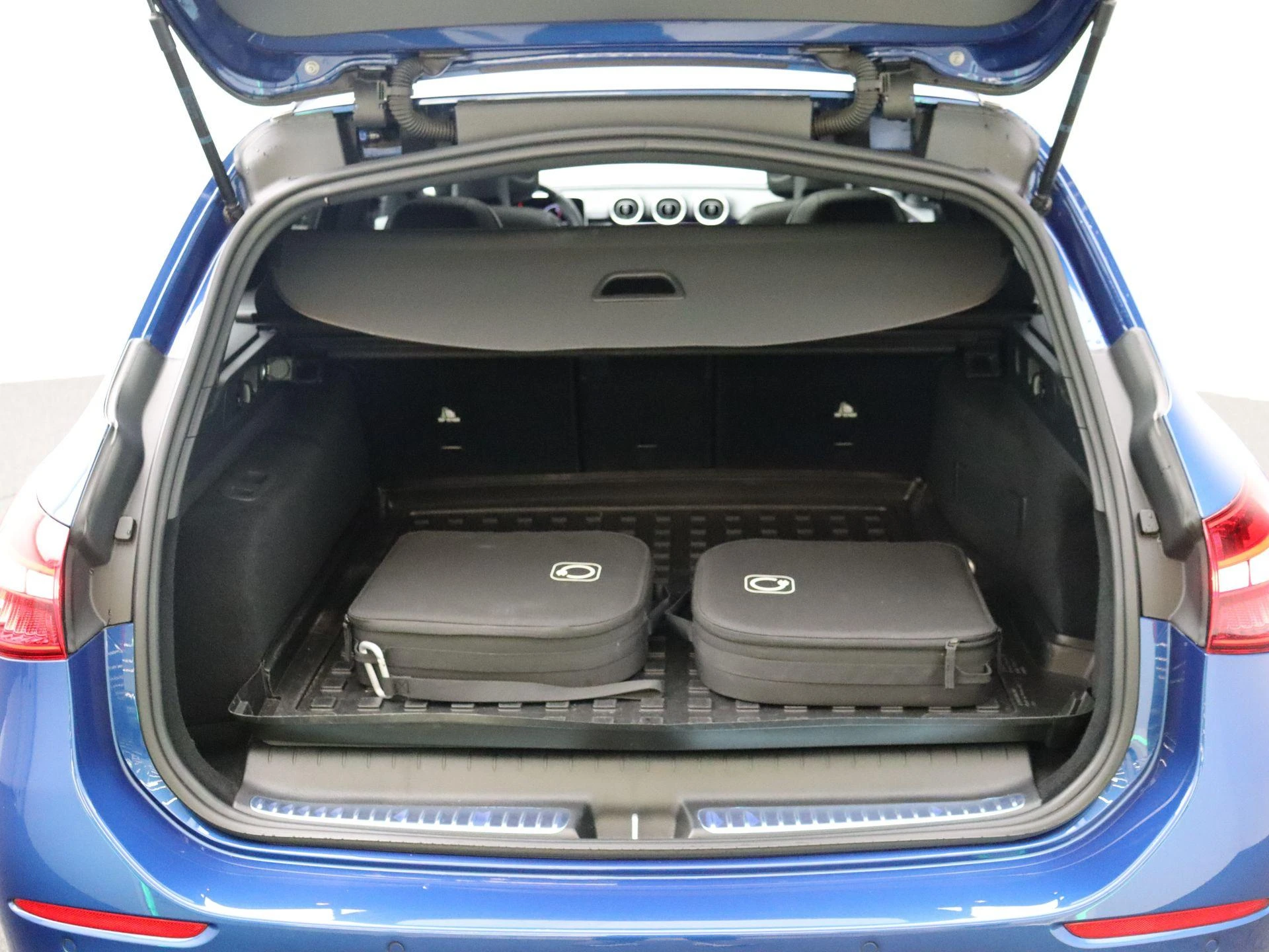 Mercedes-Benz-C-Klasse-image-27