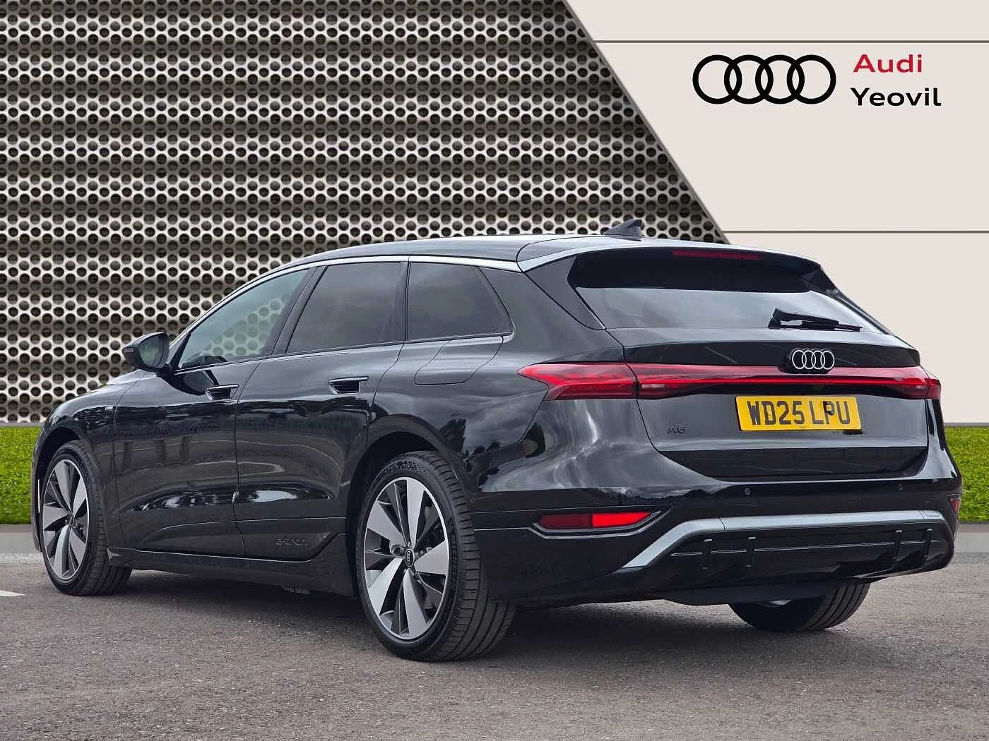 Audi-A6 Avant e-tron-image-2