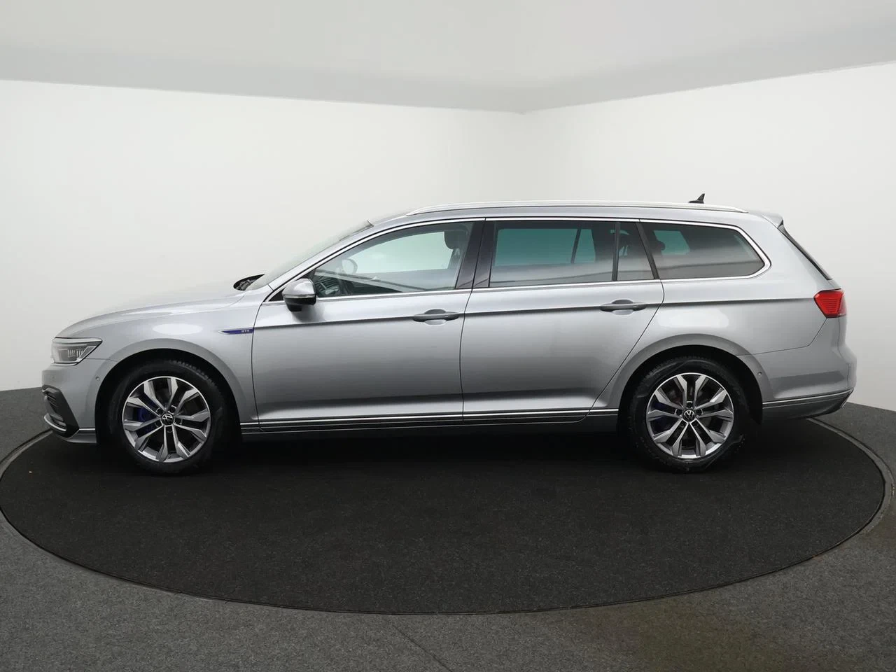 Volkswagen-Passat-image-8