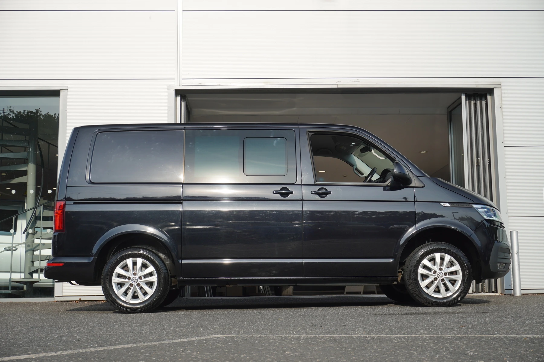 Volkswagen-Transporter-image-3