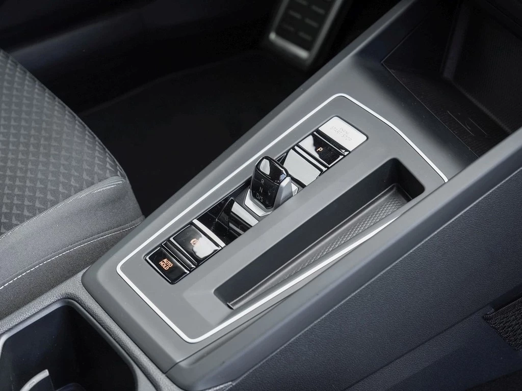 Volkswagen Golf VIII 1.5 eTSI DSG Active Navi/RFK/LED