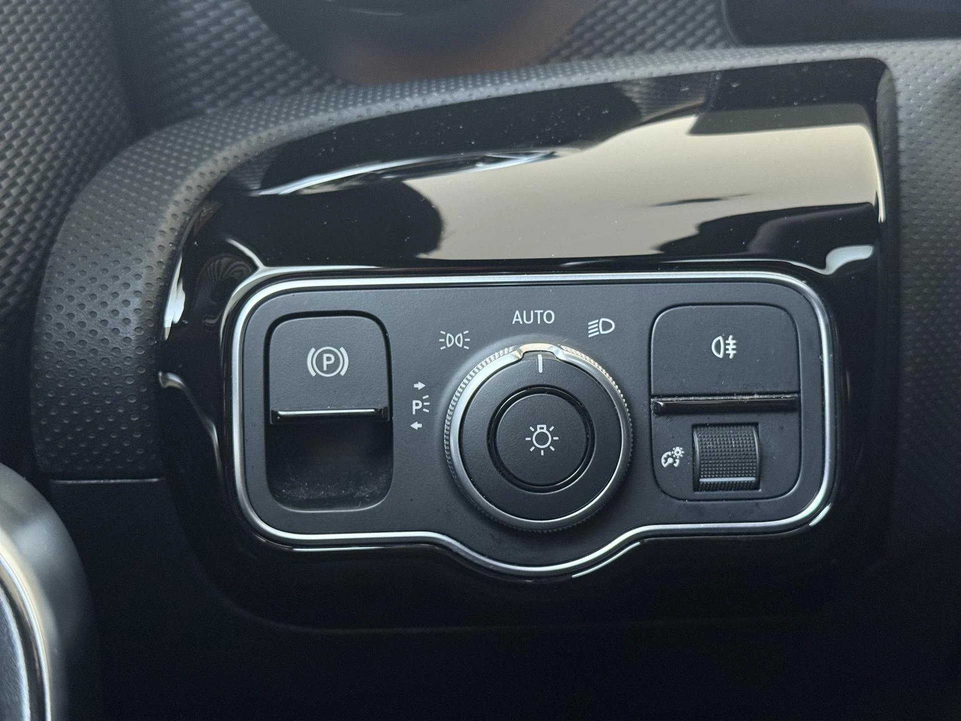 Mercedes-Benz-CLA-image-24