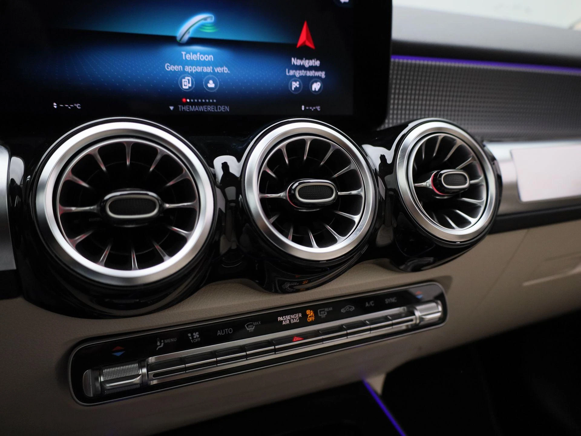 Mercedes-Benz-GLB-image-27