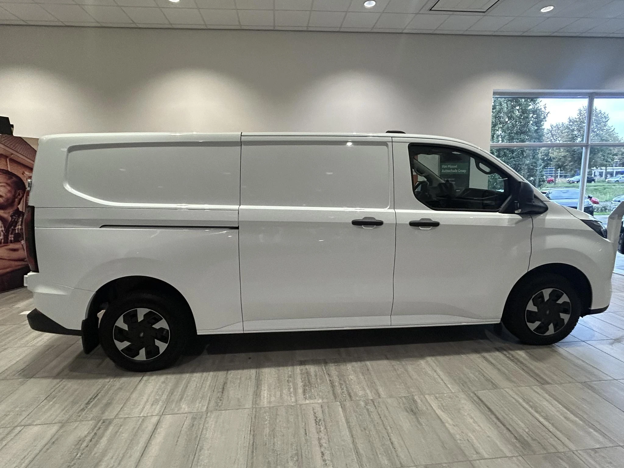 Ford-E-Transit Custom-image-4