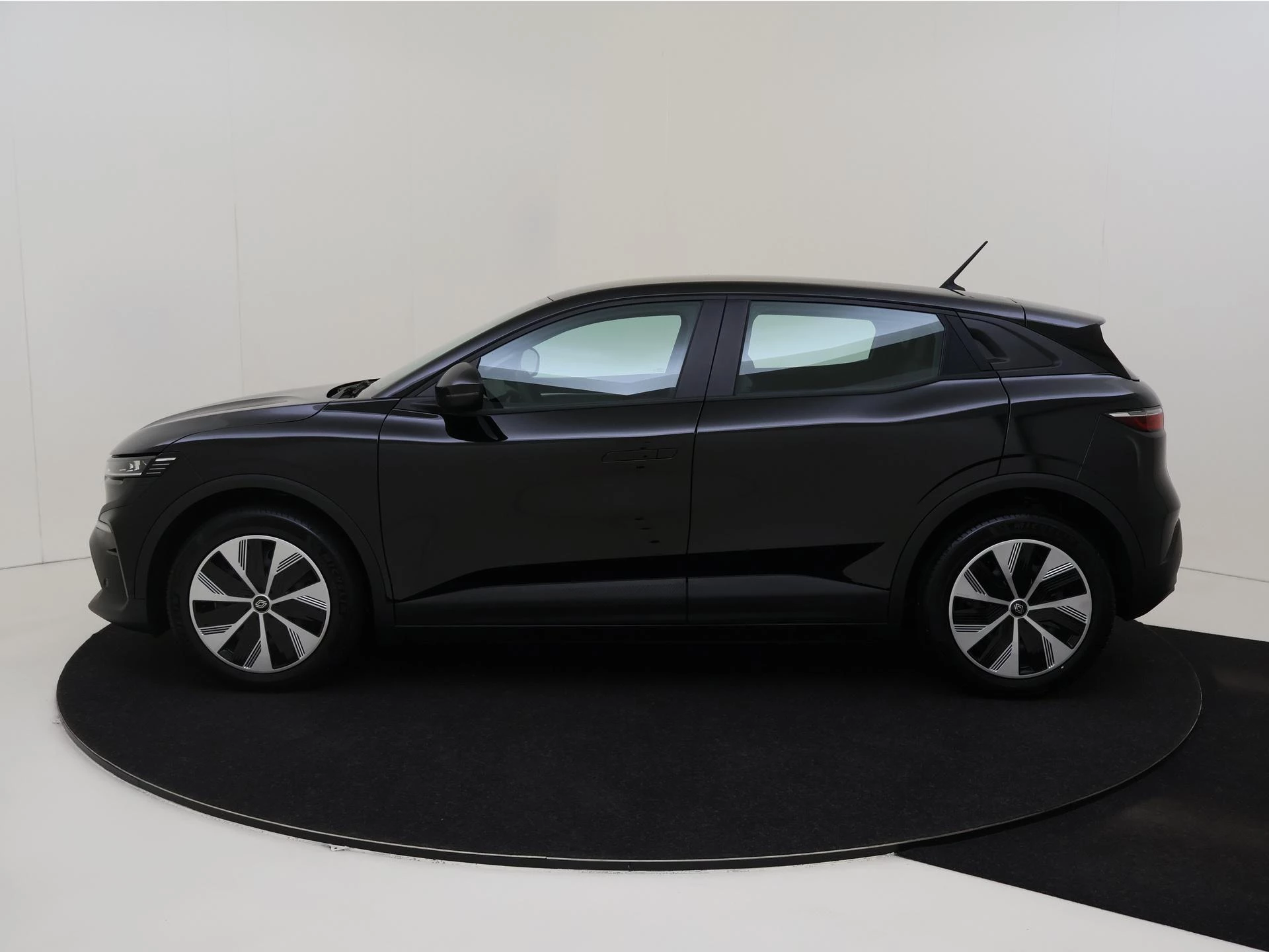 Renault-Megane E-Tech-image-1