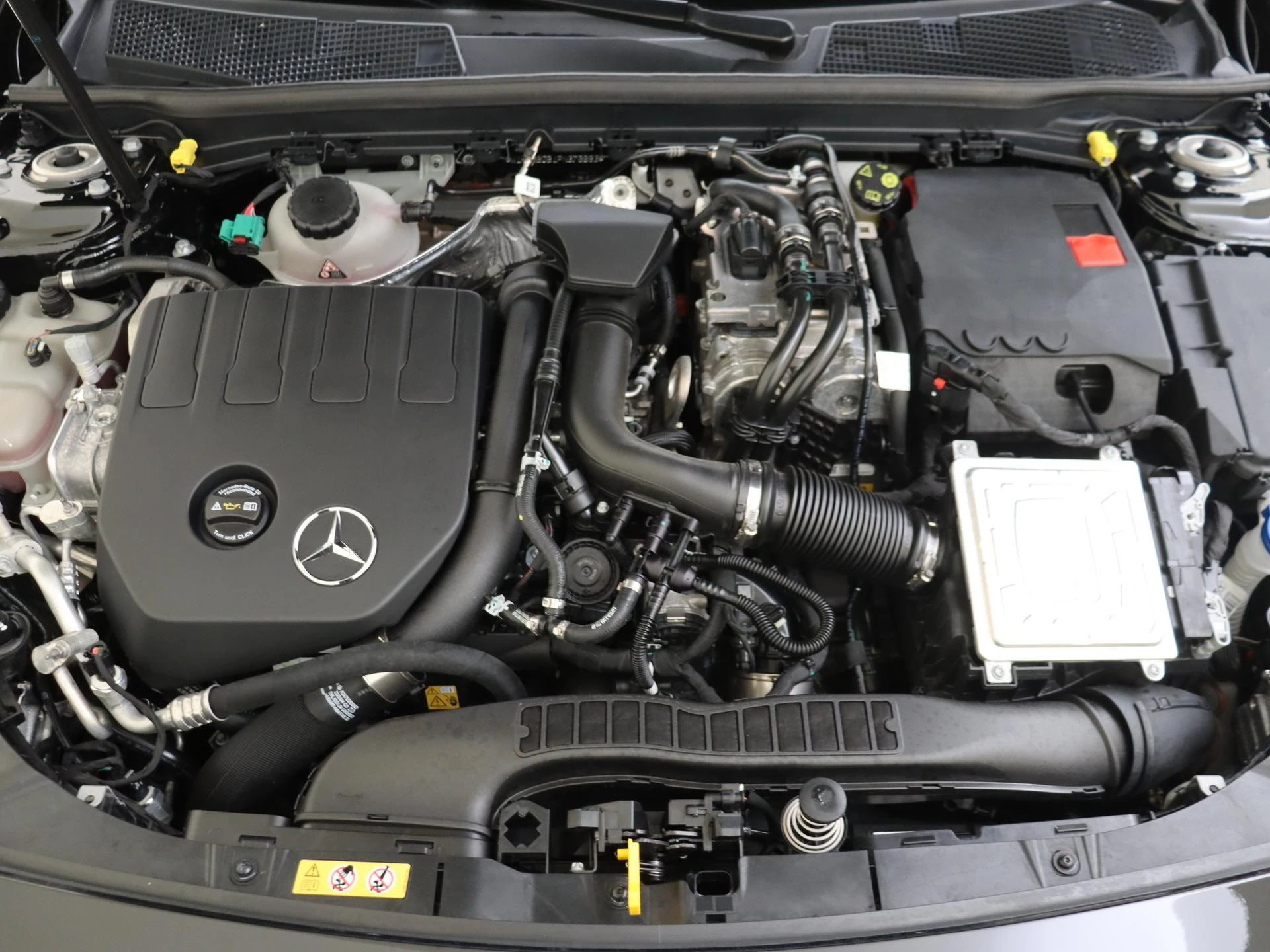 Mercedes-Benz-CLA-image-4