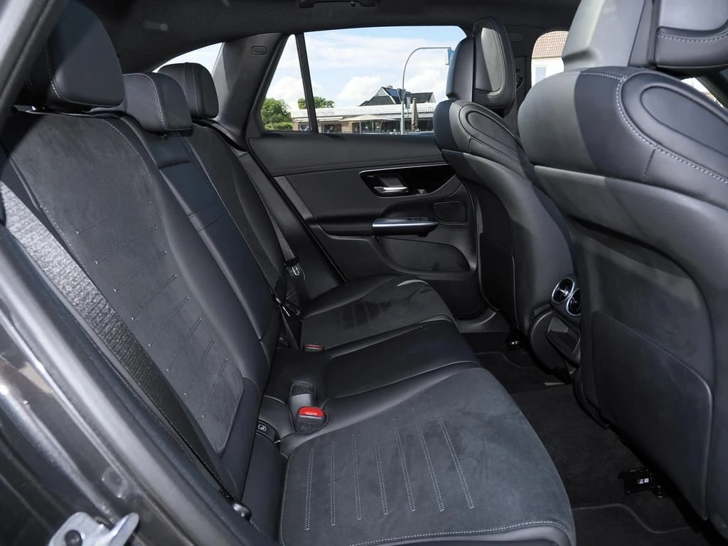 Mercedes-Benz-GLC 300 d-image-13