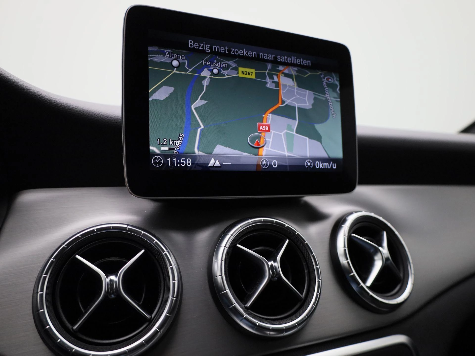 Mercedes-Benz-CLA-image-16