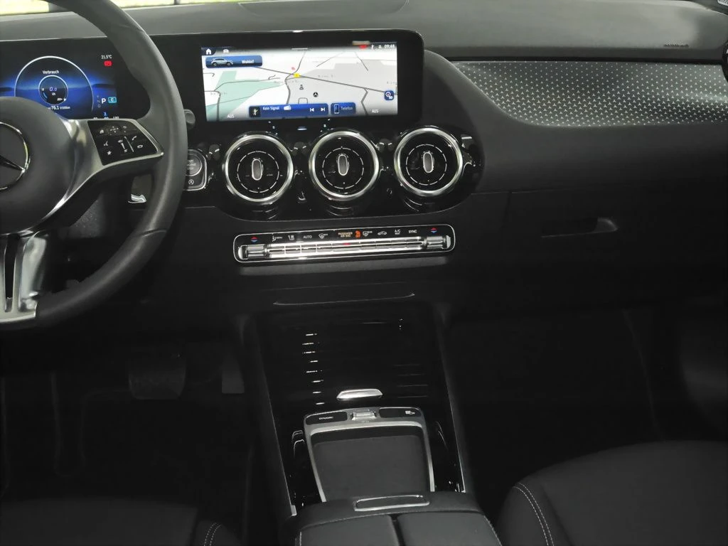 Mercedes-Benz-GLA 200 d-image-10