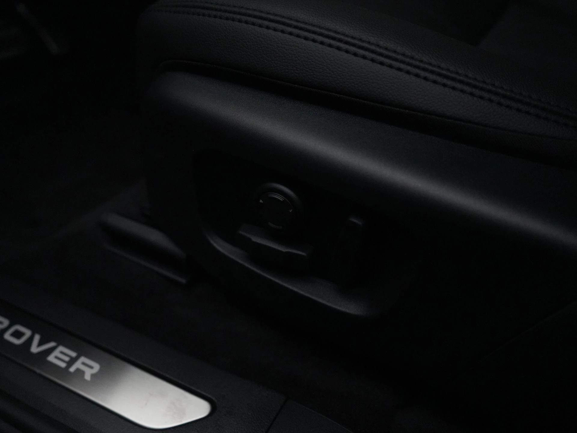 Land Rover-Range Rover Evoque-image-38