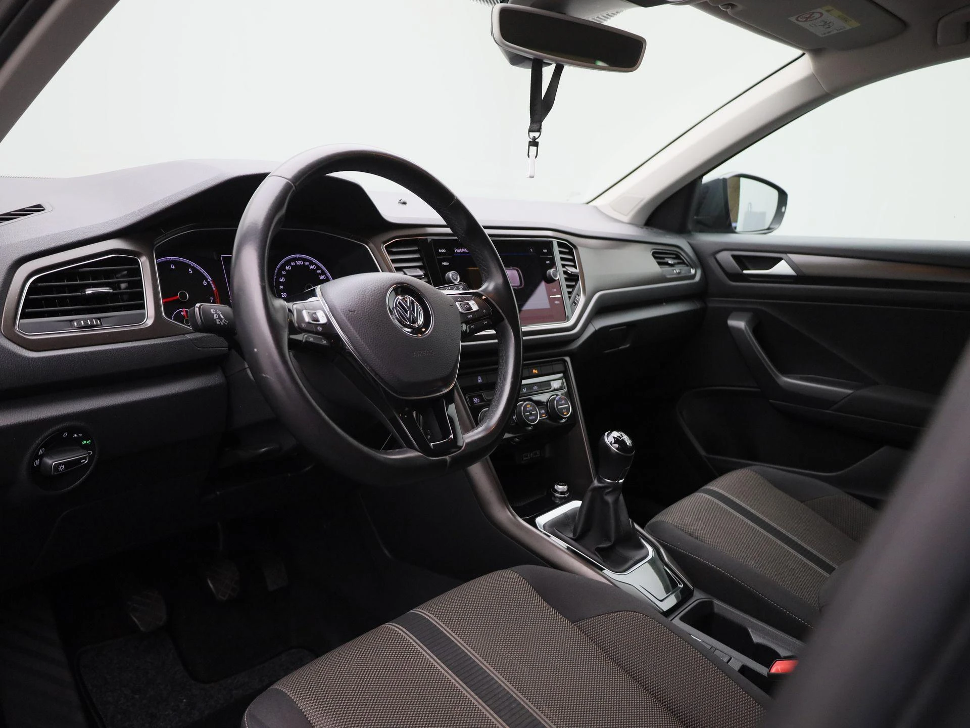 Volkswagen-T-Roc-image-27
