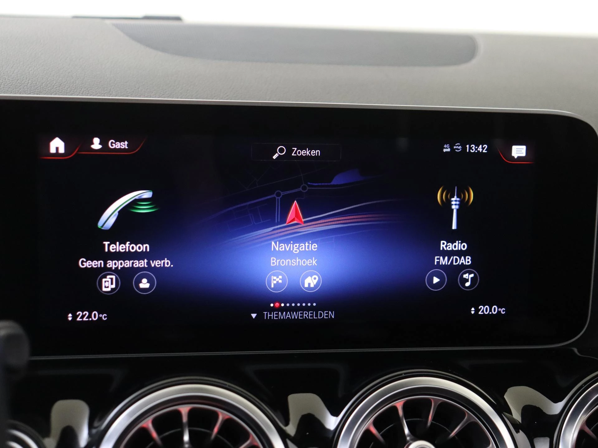 Mercedes-Benz-GLA-image-15