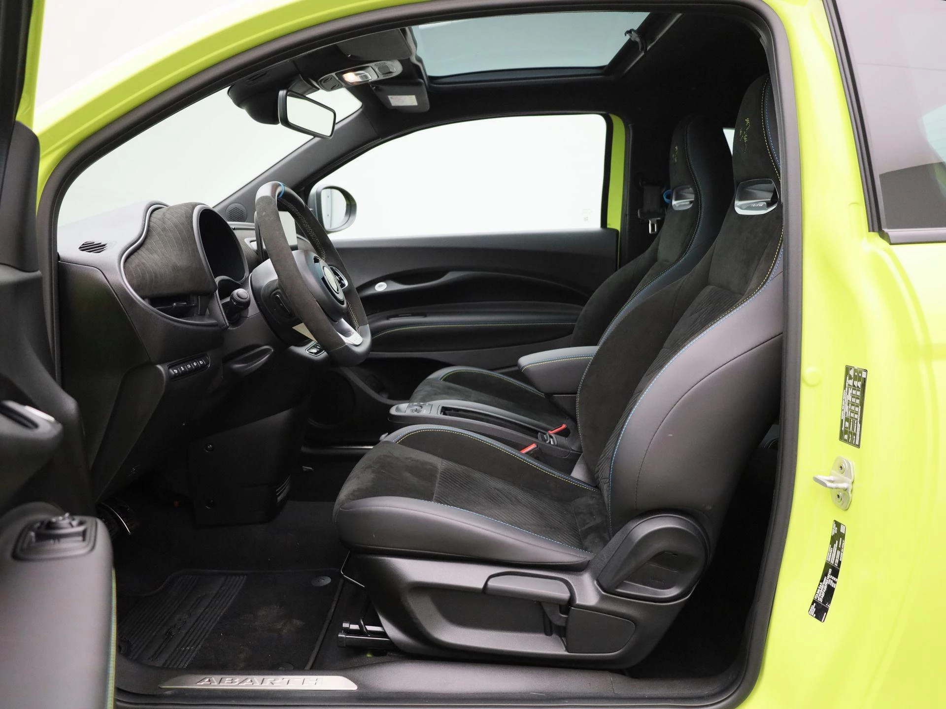 Abarth-500C-image-10