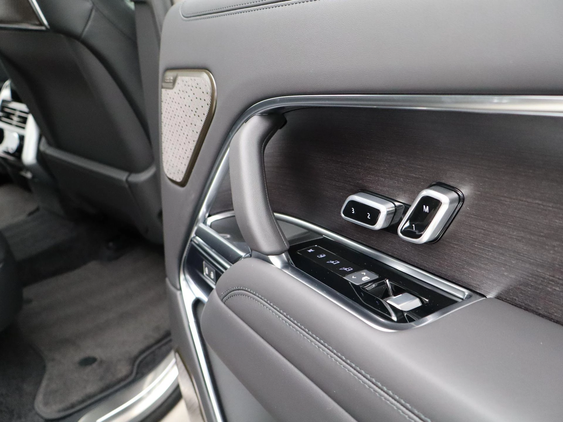 Land Rover-Range Rover-image-37