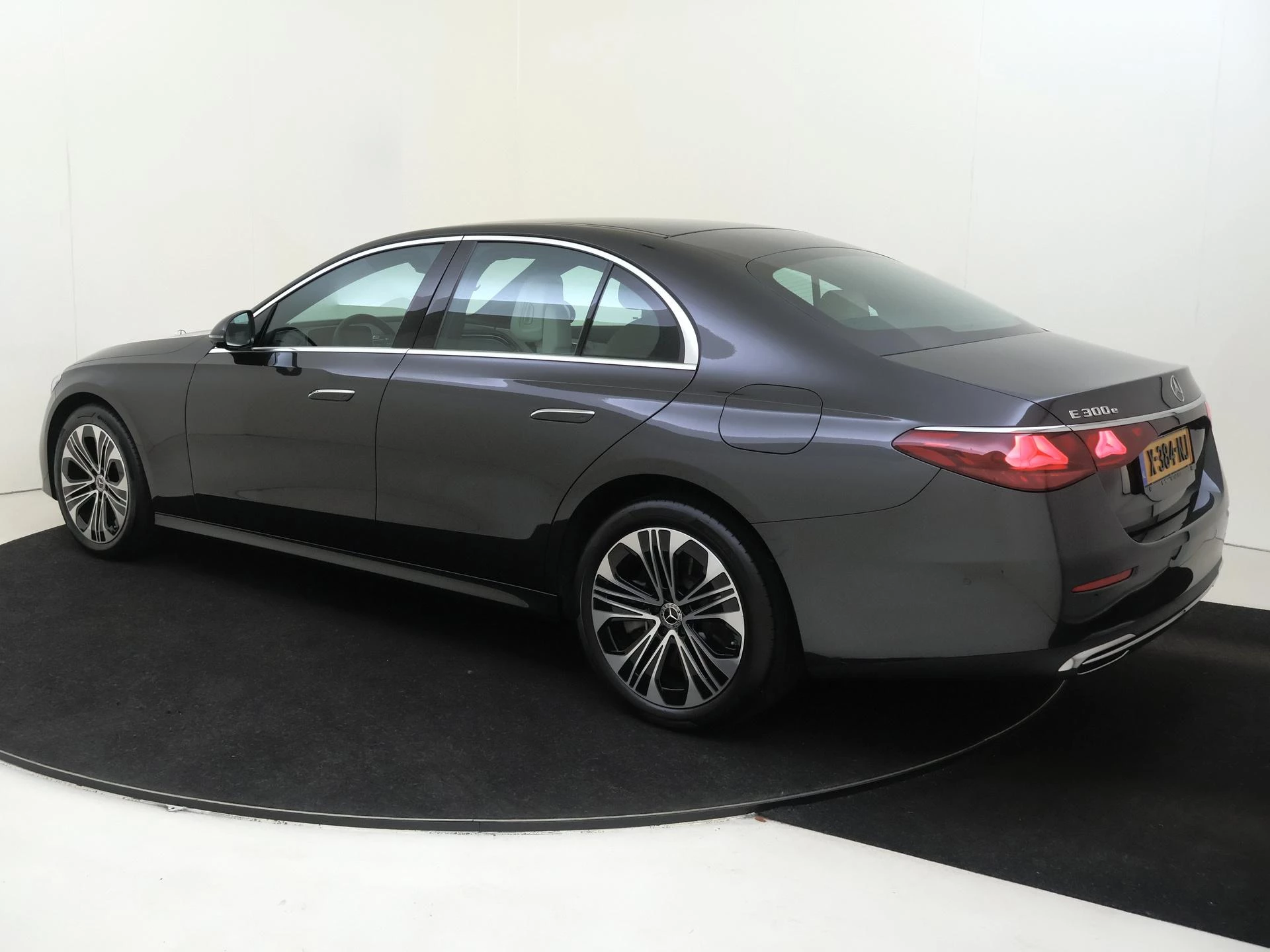 Mercedes-Benz-E-Klasse-image-5