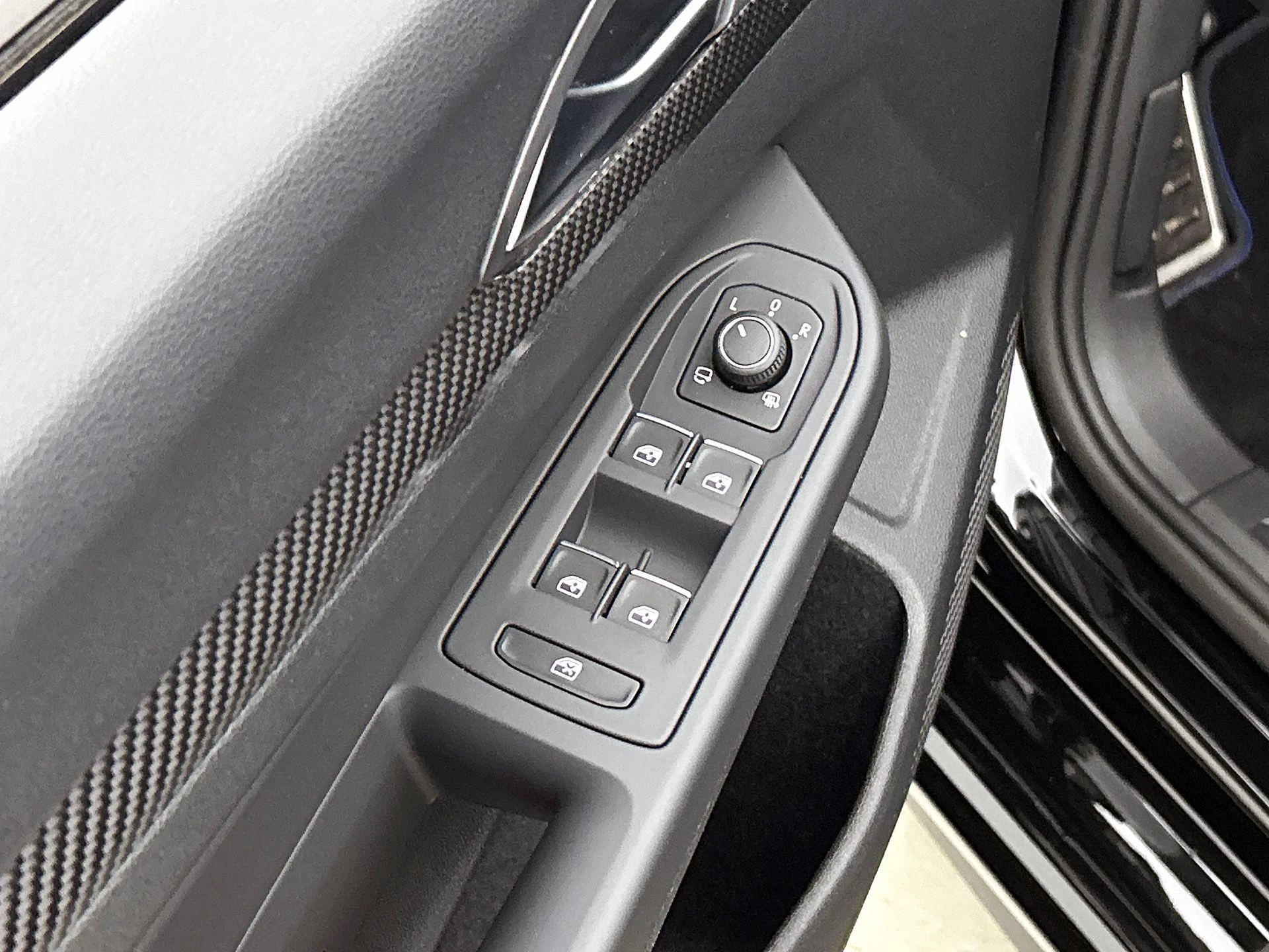 Volkswagen-Golf-image-34