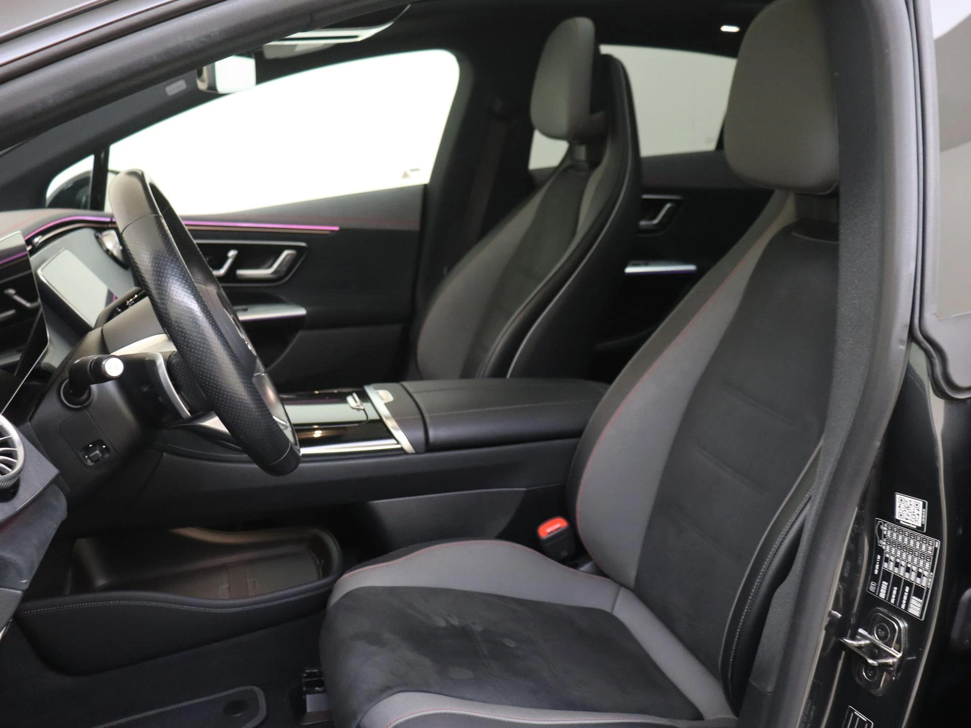 Mercedes-Benz-EQE-image-10