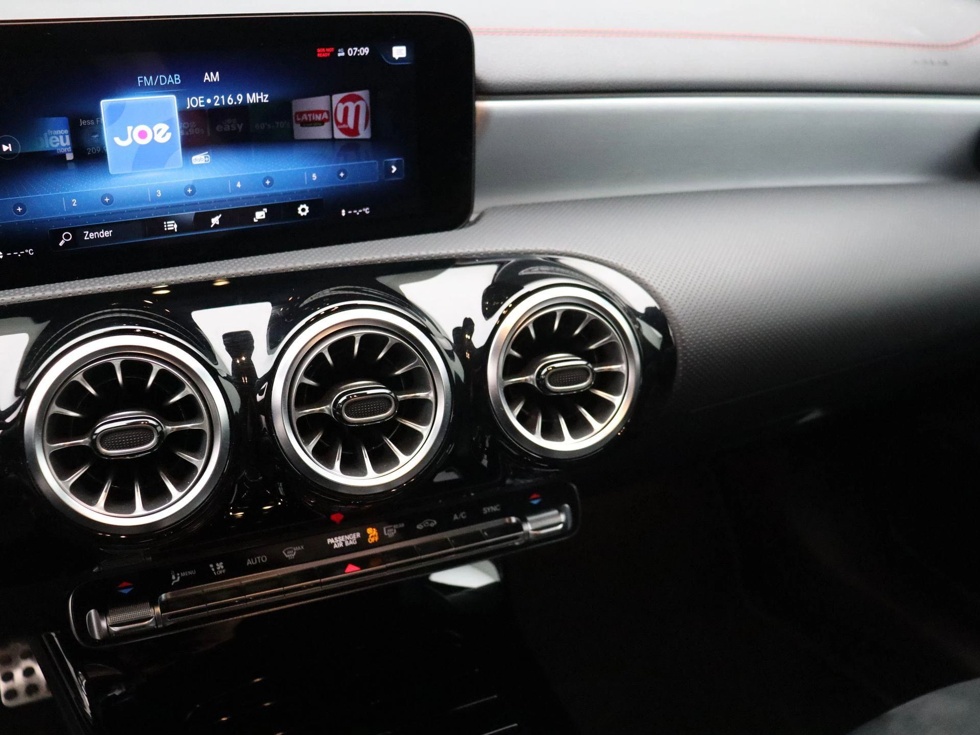 Mercedes-Benz CLA 200 AMG Line Coupé + PANORAMISCH DAK + MULTIBEAM LED +